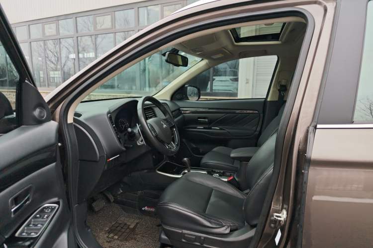 Used Mitsubishi Outlander 2019 2.4L 4x4 Zhi Xiang Edition 7 Seats China V Emission Standard