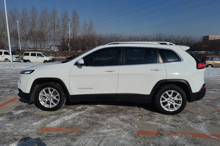 Used  Cherokee 2016 2.4L Leading Smart Version