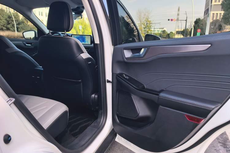 Used Ford Escape 2020 EcoBoost 245 Two-Wheel-Drive Titanium Edition
