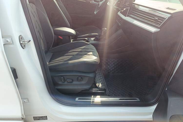 Used Volkswagen Tiguan L 2023 330TSI Automatic Two-Wheel Drive R-Line Enjoyment Edition
