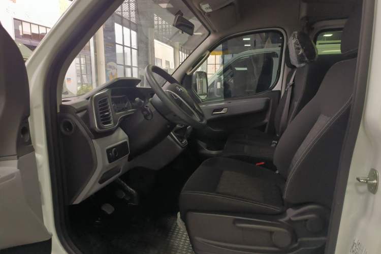 Used SAIC MAXUS Xintu V80 2024 Aotuntong Value Edition 6MT Short Wheelbase Mid-Height Roof 127 Ps 5/6 Seats
