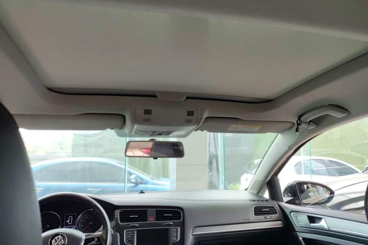 Used Volkswagen Golf 2017 1.6L Automatic Comfort Million-Vehicle Anniversary Edition
