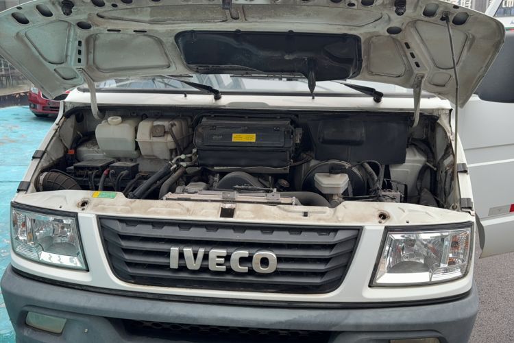 Used Iveco Daily 2017 2.8T V35 Box Truck 3 Seats 43S5
