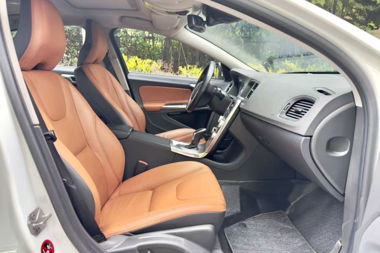 Used Volvo S60 2014 S60L 2.0T Zhiyuan Edition
