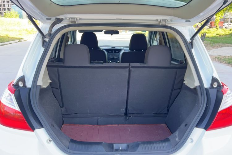 Used Venucia R50 2015 1.6L Manual Fashion Edition
