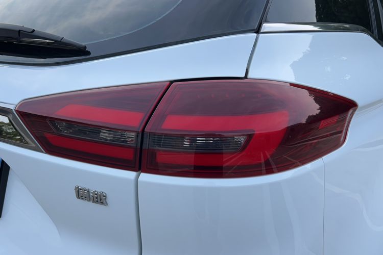 Used Geely Auto Emgrand X7 Sport 2018 1.8TD Automatic Two-Wheel Drive ZhiZun Model with 4G Connectivity
