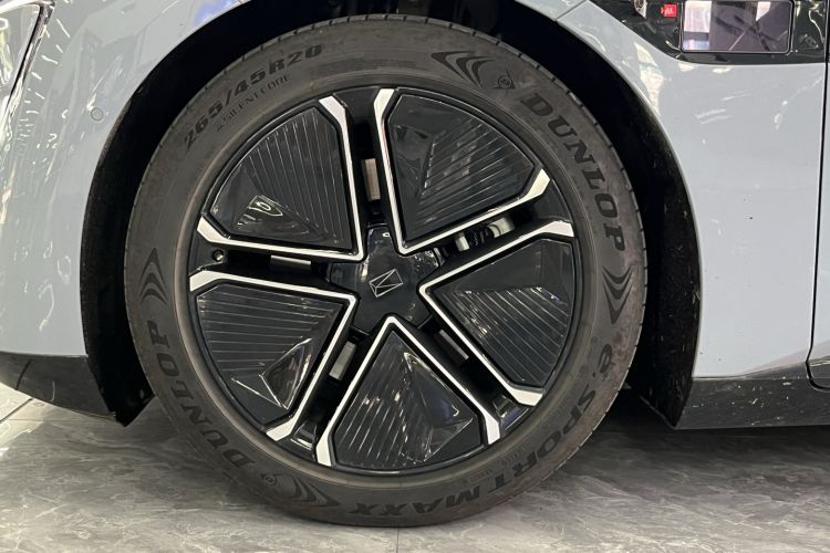 Used  12 2024 700 Three-Laser Rear-Wheel Drive Luxury Edition
