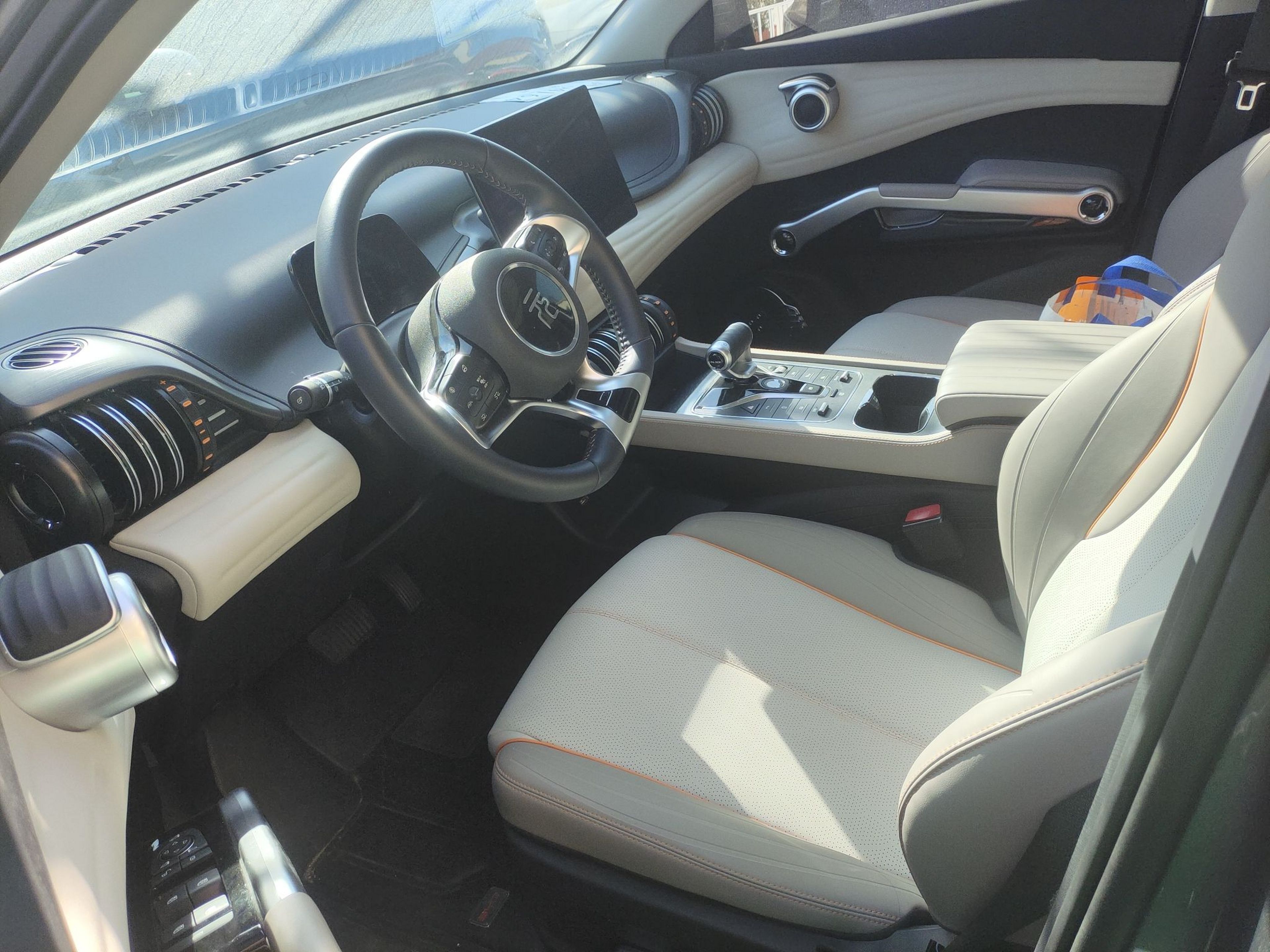 المقاعد الأمامية داخل السيارة