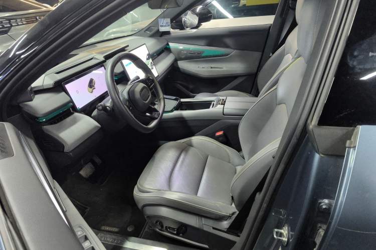 Used Lynk & Co 08 EM-P 2025 220 km All-Wheel-Drive Performance Halo
