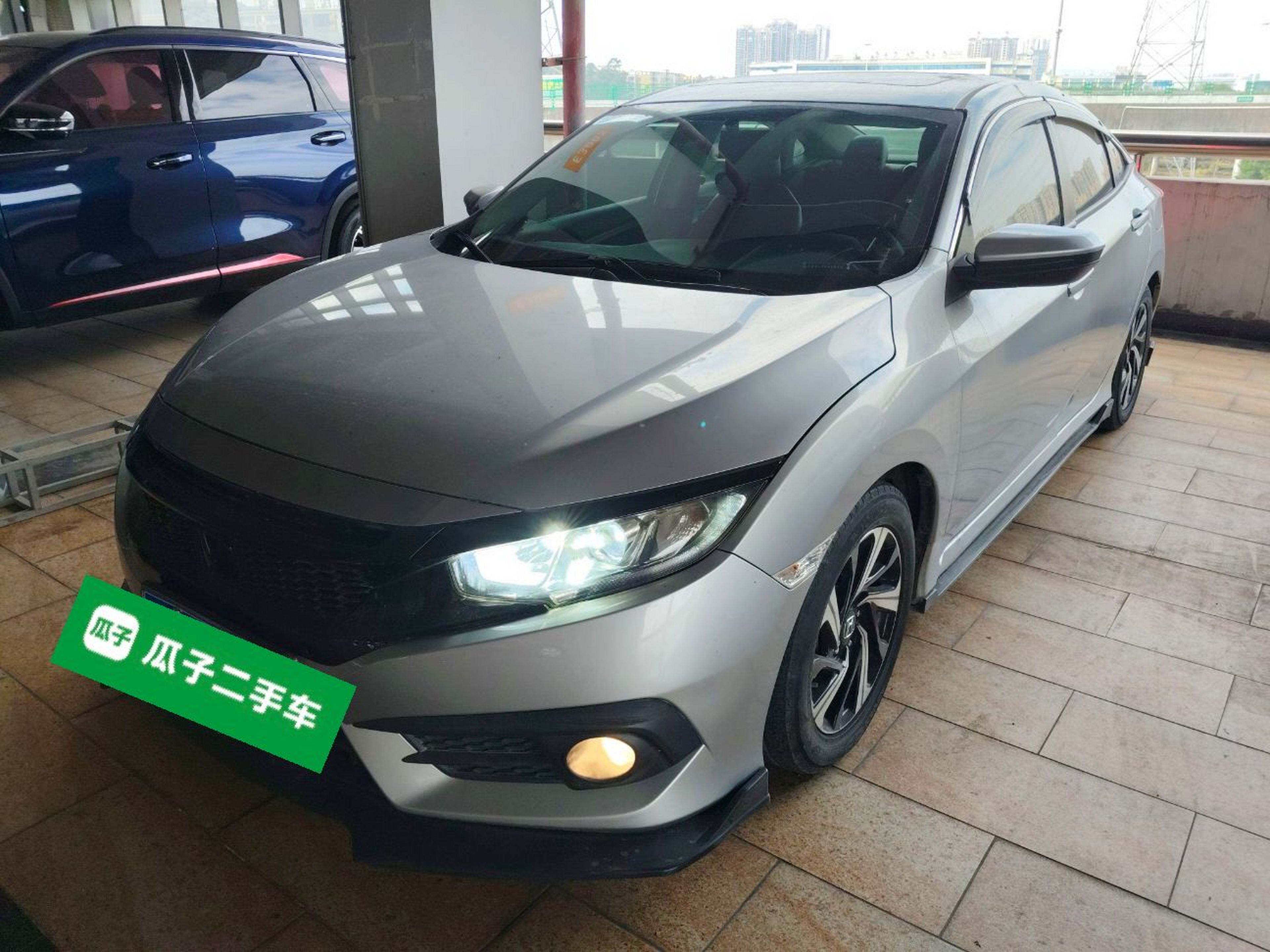 Под передней частью автомобиля