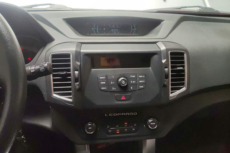 Used Leopaard Q6 2015 2.4L Manual Two-Wheel-Drive Elite Model
