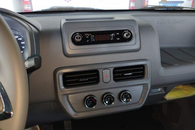 Used Wuling Yangguang 2024 300KM Comfort Version Passenger Van 75kW
