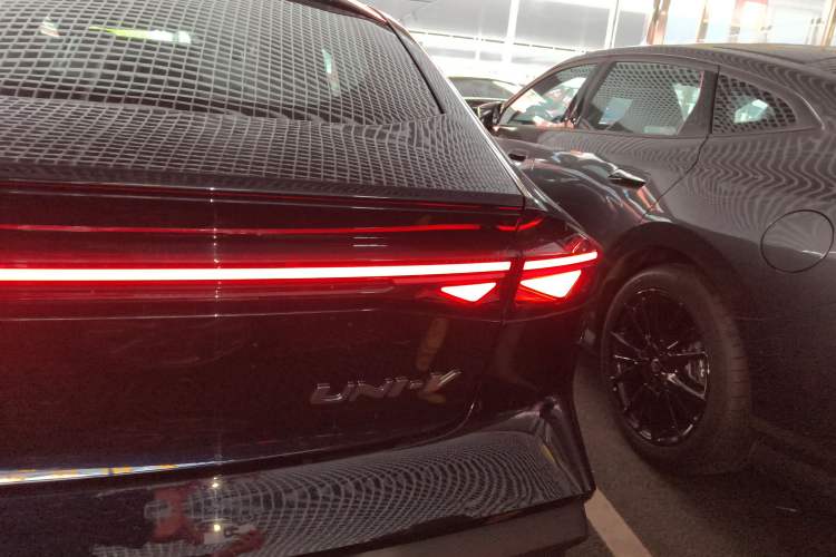 Used Changan UNI-V 2025 Model Third-Generation 1.5T 500Bar Prestige Edition
