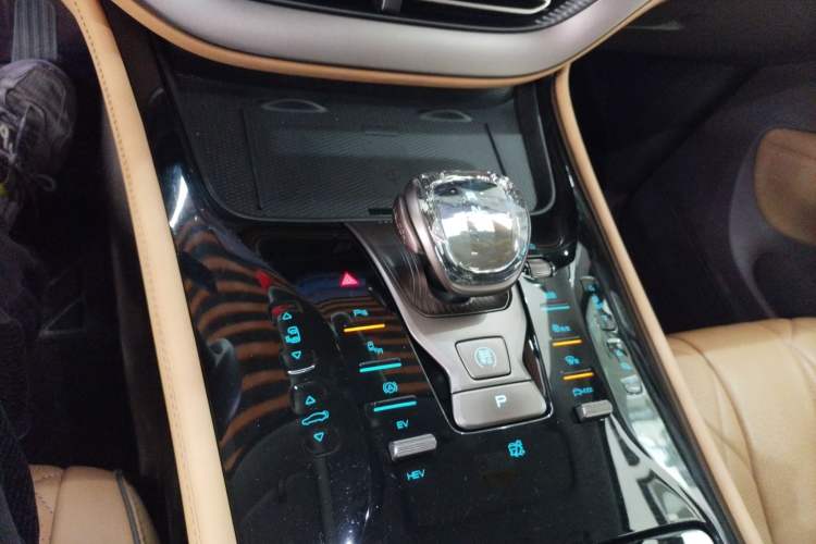 Used Denza D9 2022 DM-i 1040 Prestige Model