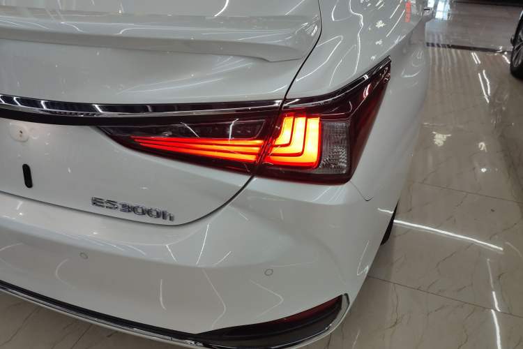 Used Lexus ES 2020 300h Premier Edition
