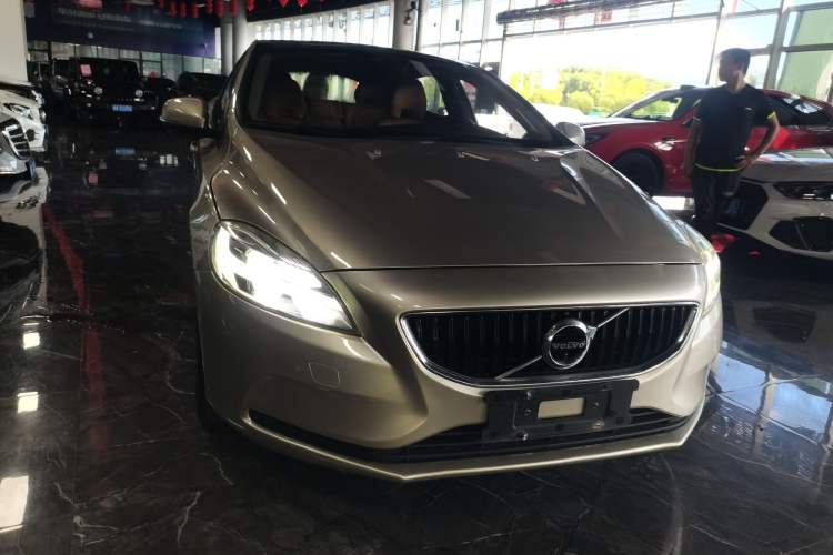 Used Volvo V40 2017 T3 Zhiyi Edition
