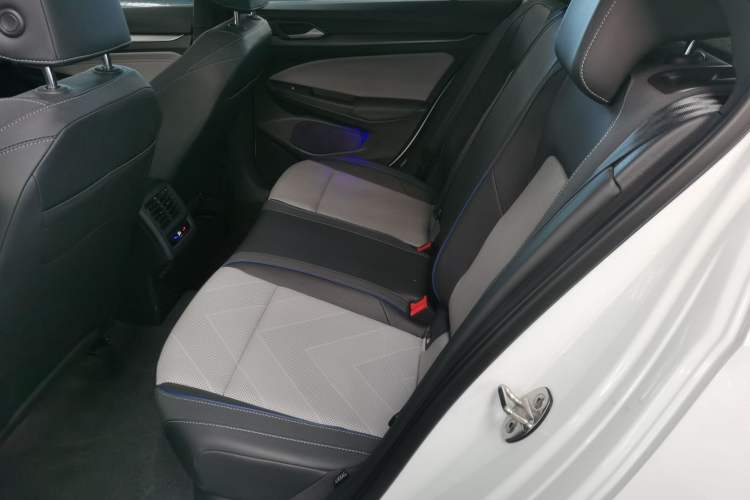 Used Volkswagen Golf 2025 300TSI R-Line
