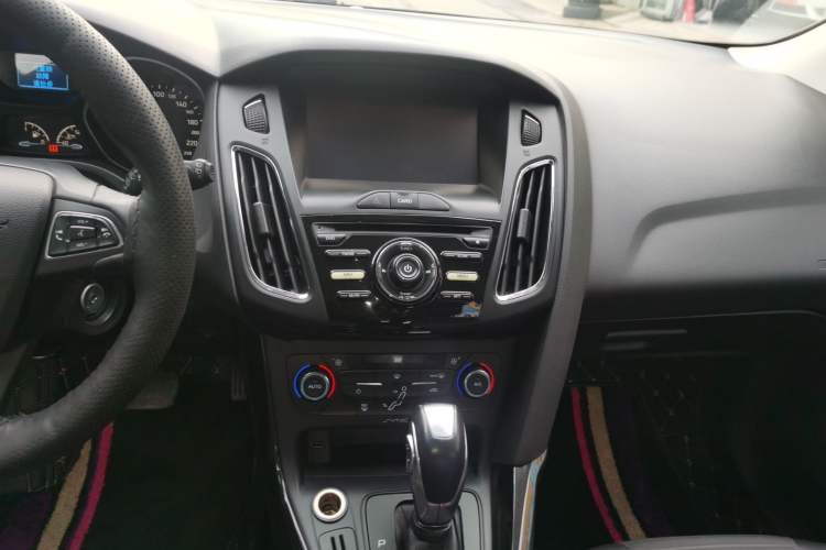 Used Ford Focus 2015 Hatchback 1.6L Automatic Fashion Edition
