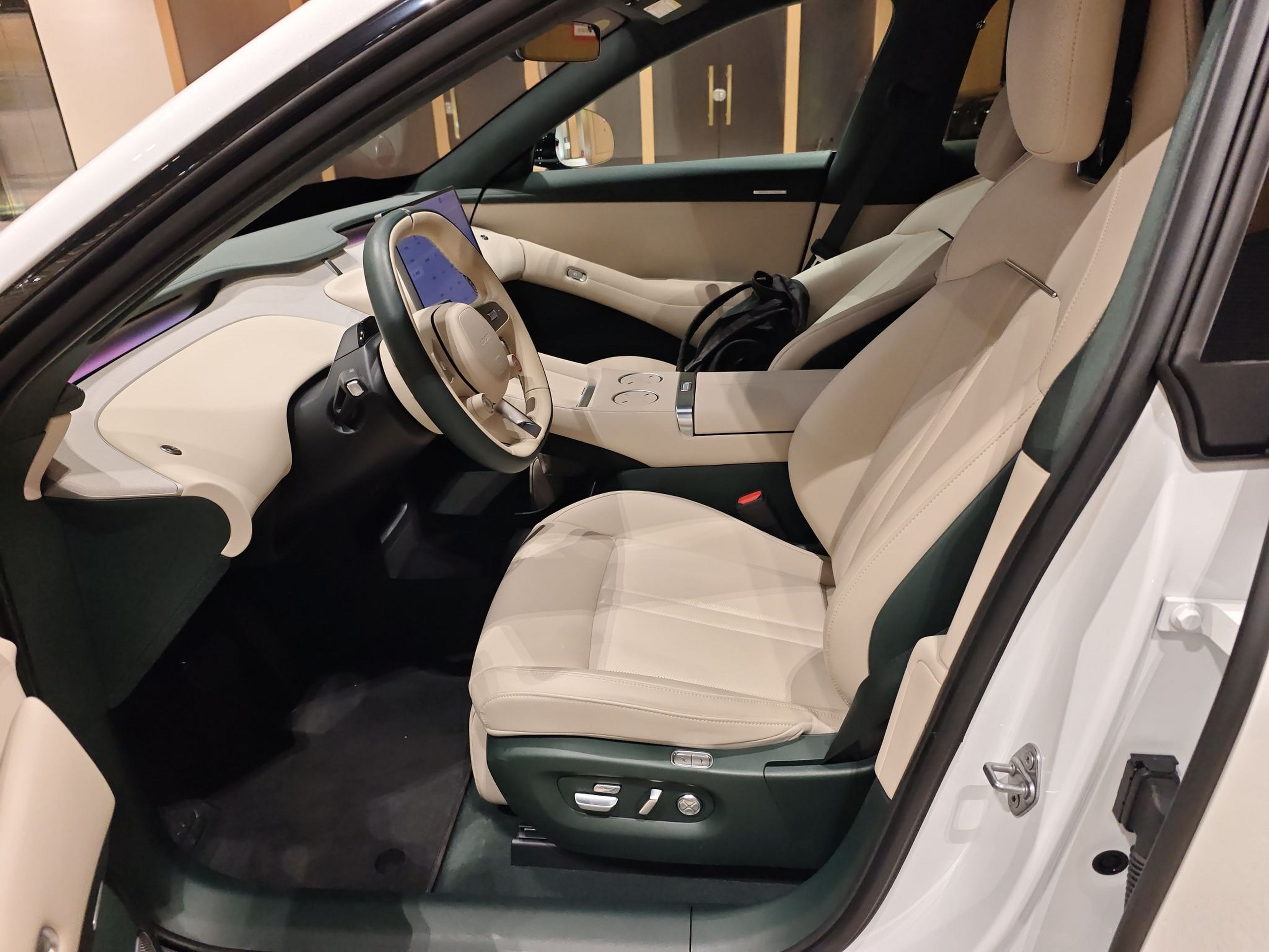 Переднее сиденье в автомобиле