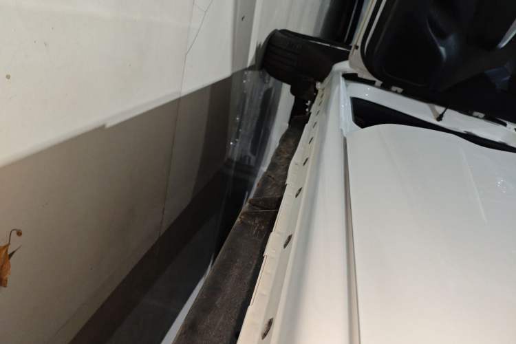 Used Dongfeng Ruichi 6 2023 Revised Version 2.3T Manual Two-Wheel Drive Diesel Standard Trim with Long Cargo Bed
