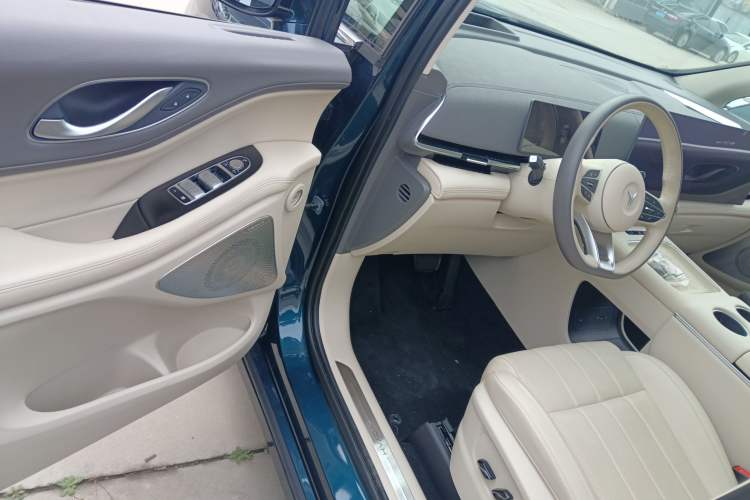 Used VOYAH Dream 2025 EV Four-Wheel Drive Flagship Kunpeng Edition