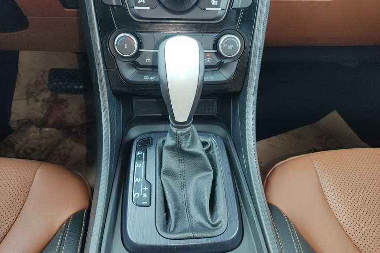 Used JMC Yusheng S330 2016 1.5L GTDi Automatic Two-Wheel Drive Fashion Edition
