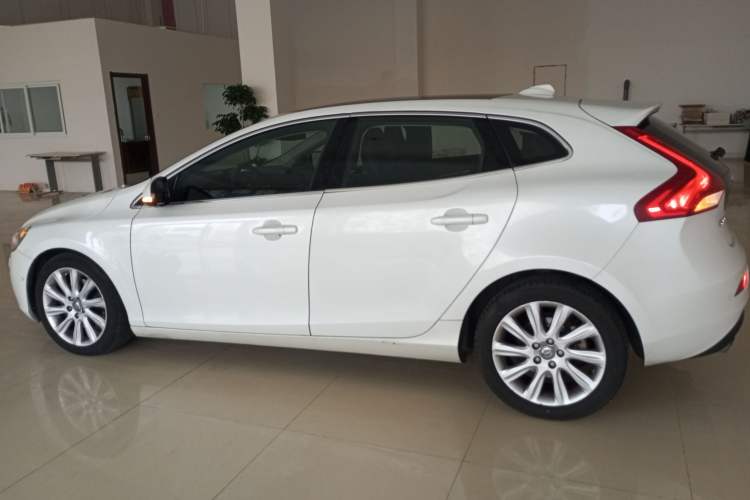 Used Volvo V40 2015 1.6T Zhiya Edition
