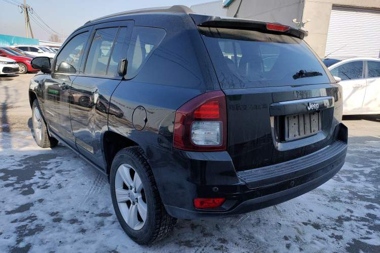 Used  Compass (Import) 2015 2.0L two-wheel drive sport version
