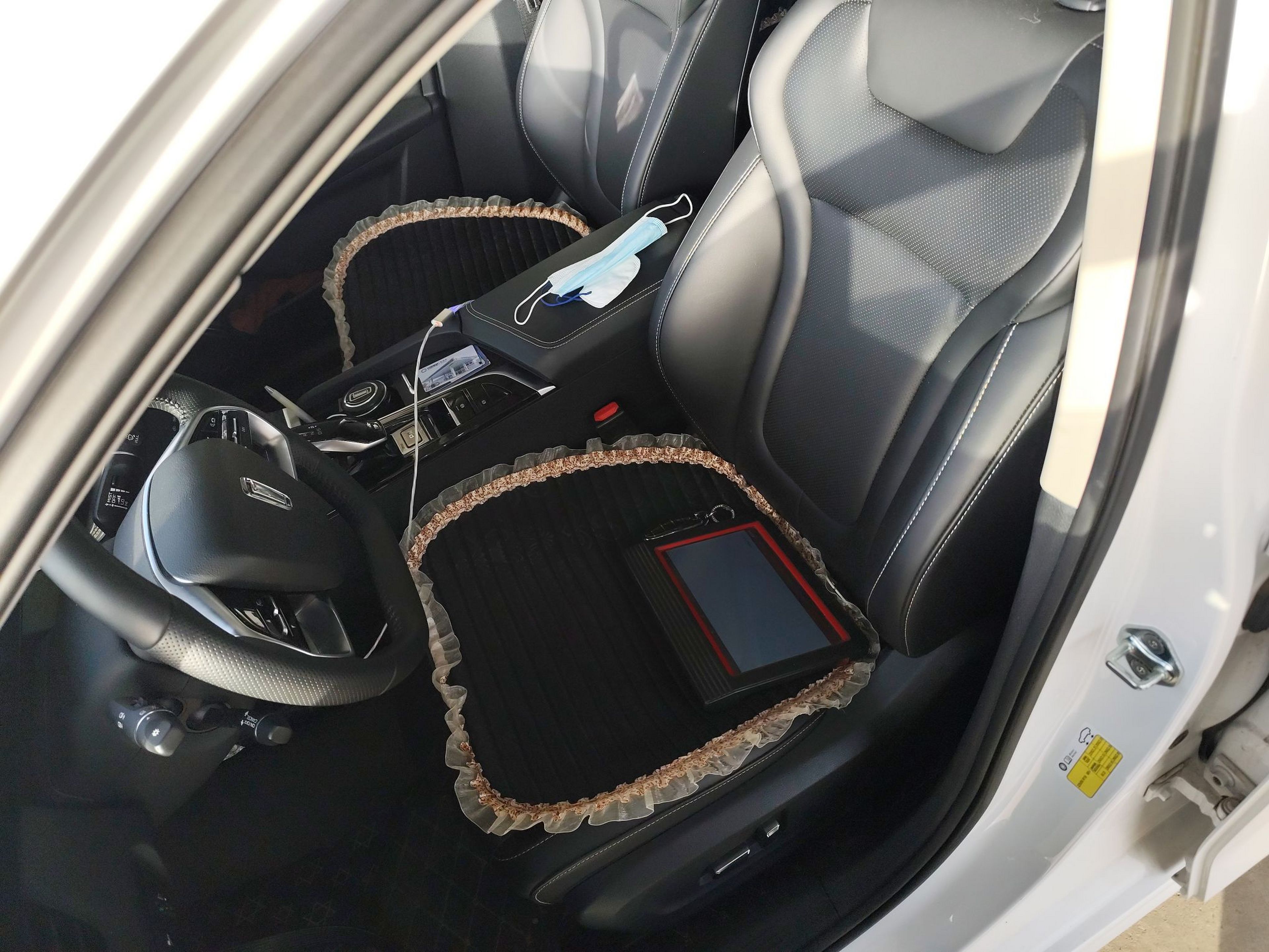 المقاعد الأمامية داخل السيارة