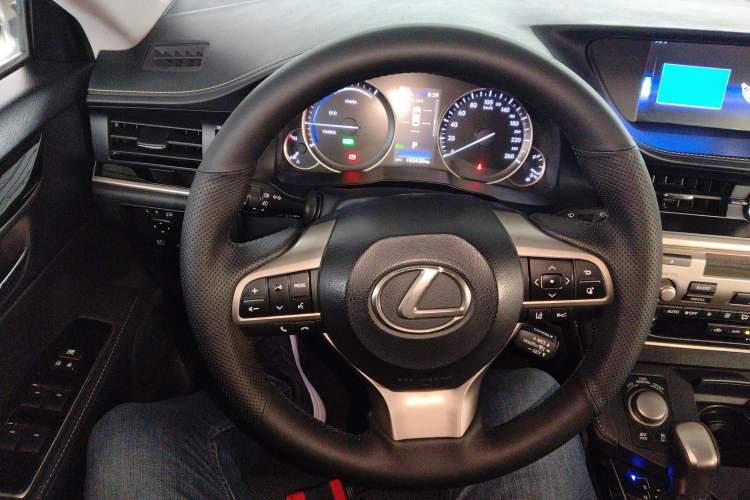 Used Lexus ES 2015 300h Comfort Edition
