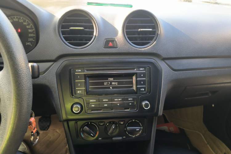 Used Volkswagen Jetta 2015 Zhuihui Edition 1.4L Manual Fashion Model