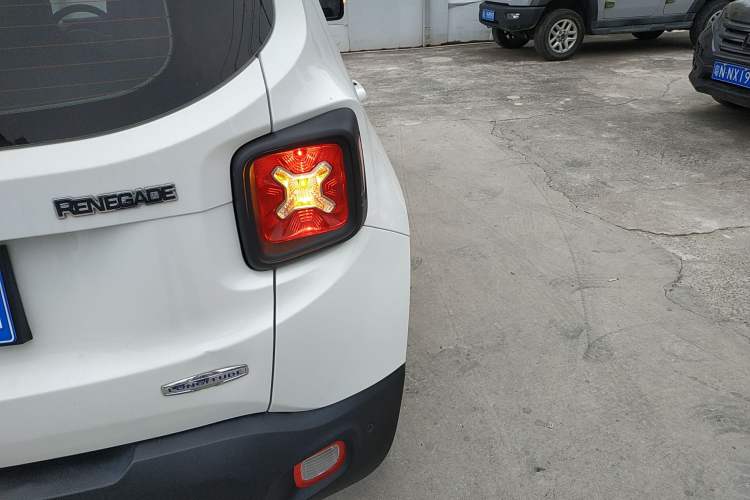 Used  Renegade 2018 Connected Large Screen Version 180T Automatic High-Energy Edition
