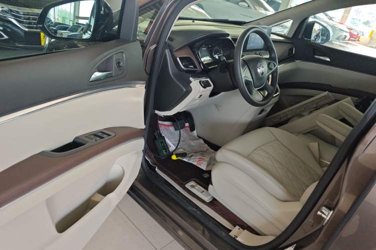 Used Buick GL8 2022 Land Cruiser Executive Class 652T Comfort Model
