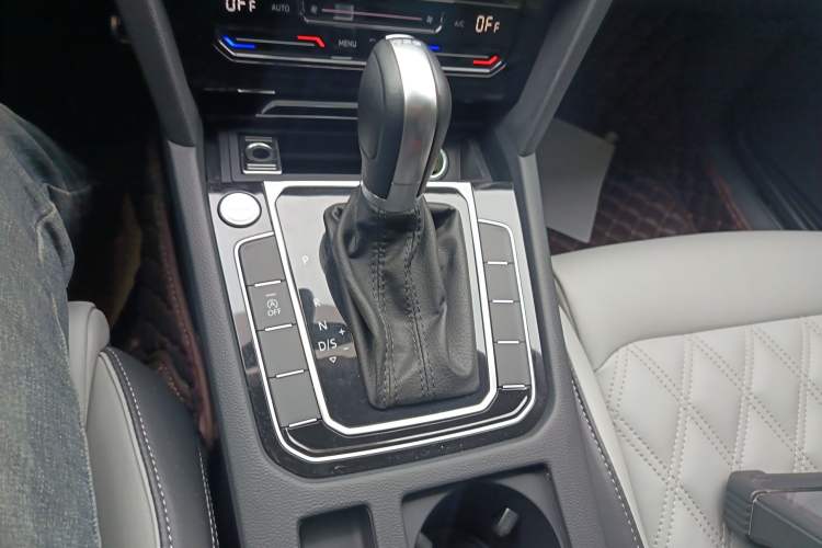 Used Volkswagen Magotan 2023 2 Million Units Limited Edition 330TSI DSG Leading Version
