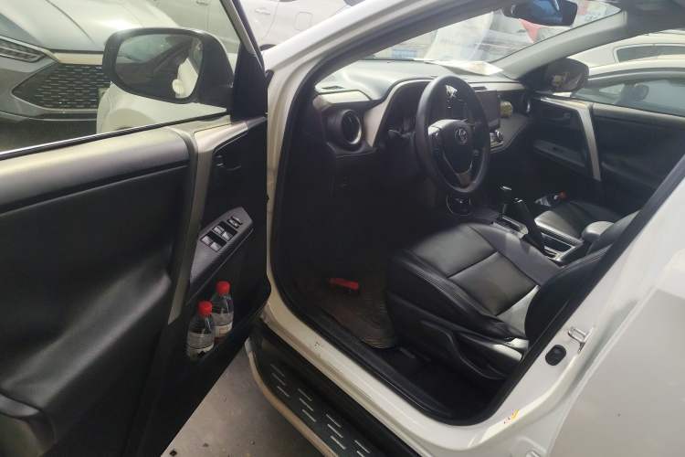 Used Toyota RAV4 2015 2.0L CVT Two-Wheel Drive Fashion Edition
