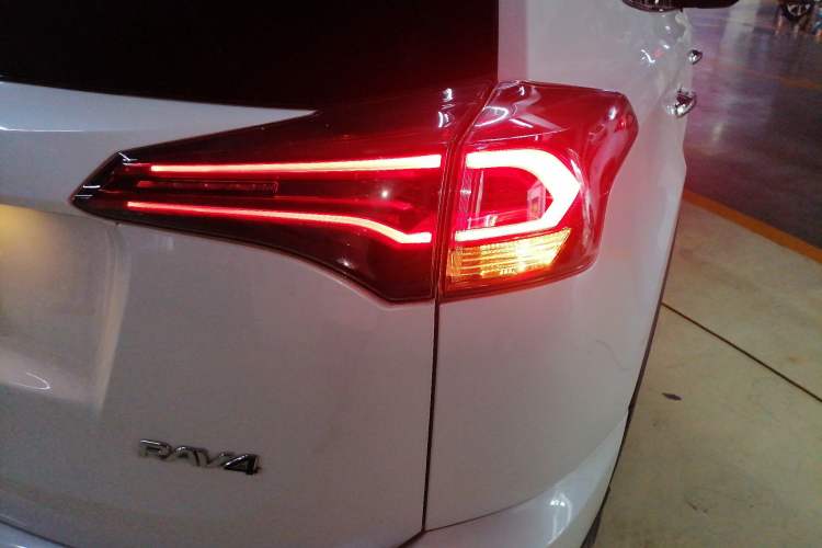 Used Toyota RAV4 2016 2.0L CVT Two-Wheel Drive Fashion Edition China V Standard
