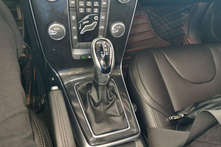 Used Volvo V40 2017 T3 Zhiyi Edition
