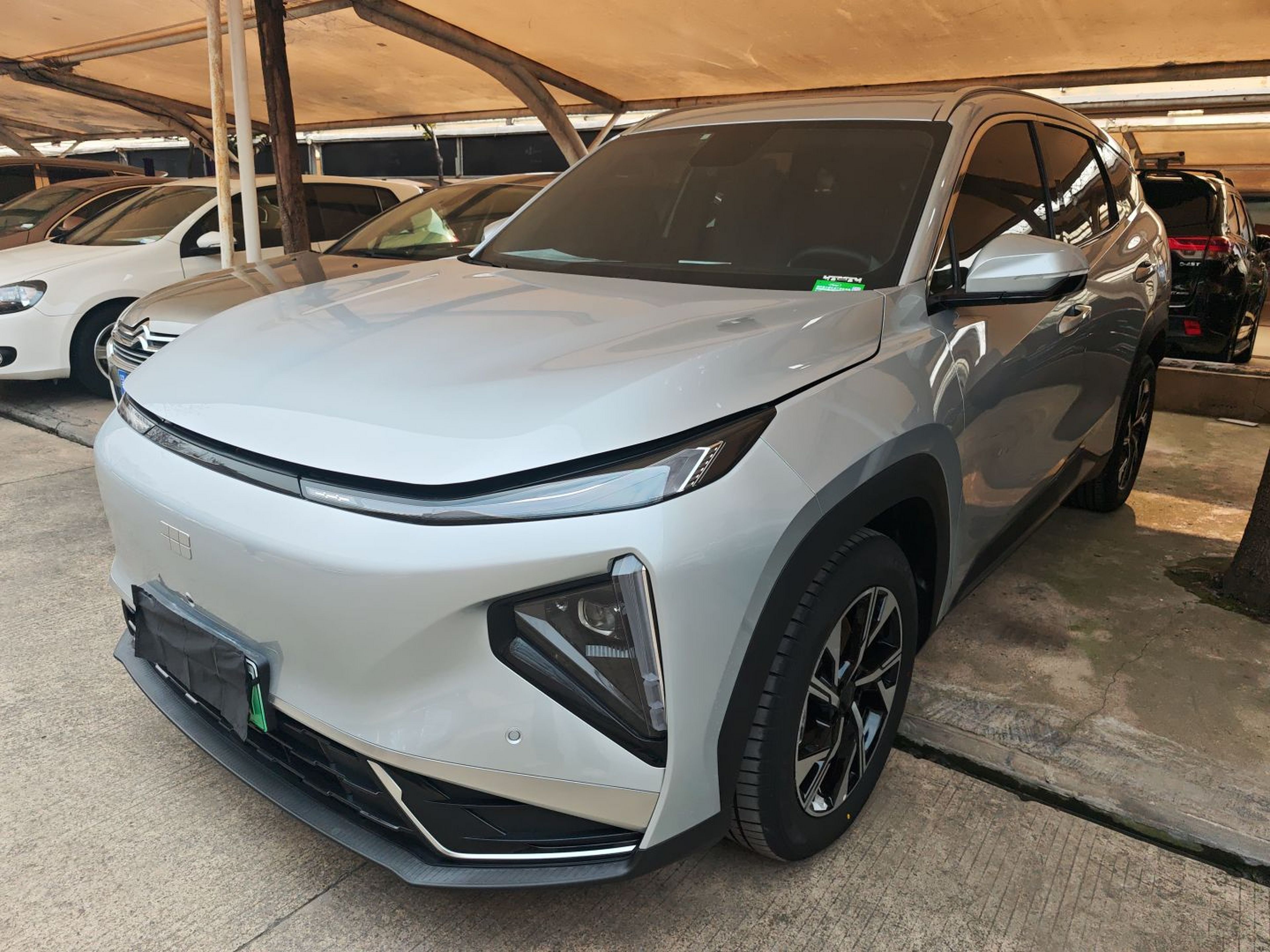 تحت مقدمة السيارة