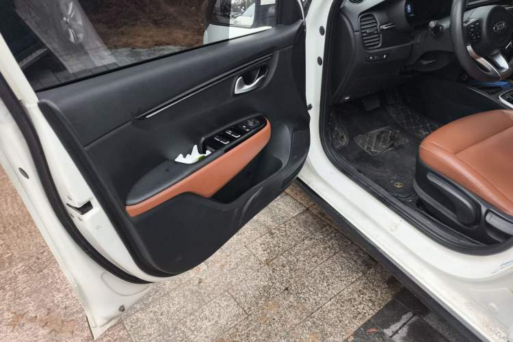 Used Kia KX Cross 2017 1.4L AT GLS
