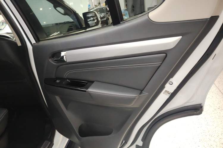 Used Isuzu mu-X 2017 2.5T Four-Wheel Drive Automatic Luxury 7-Seater
