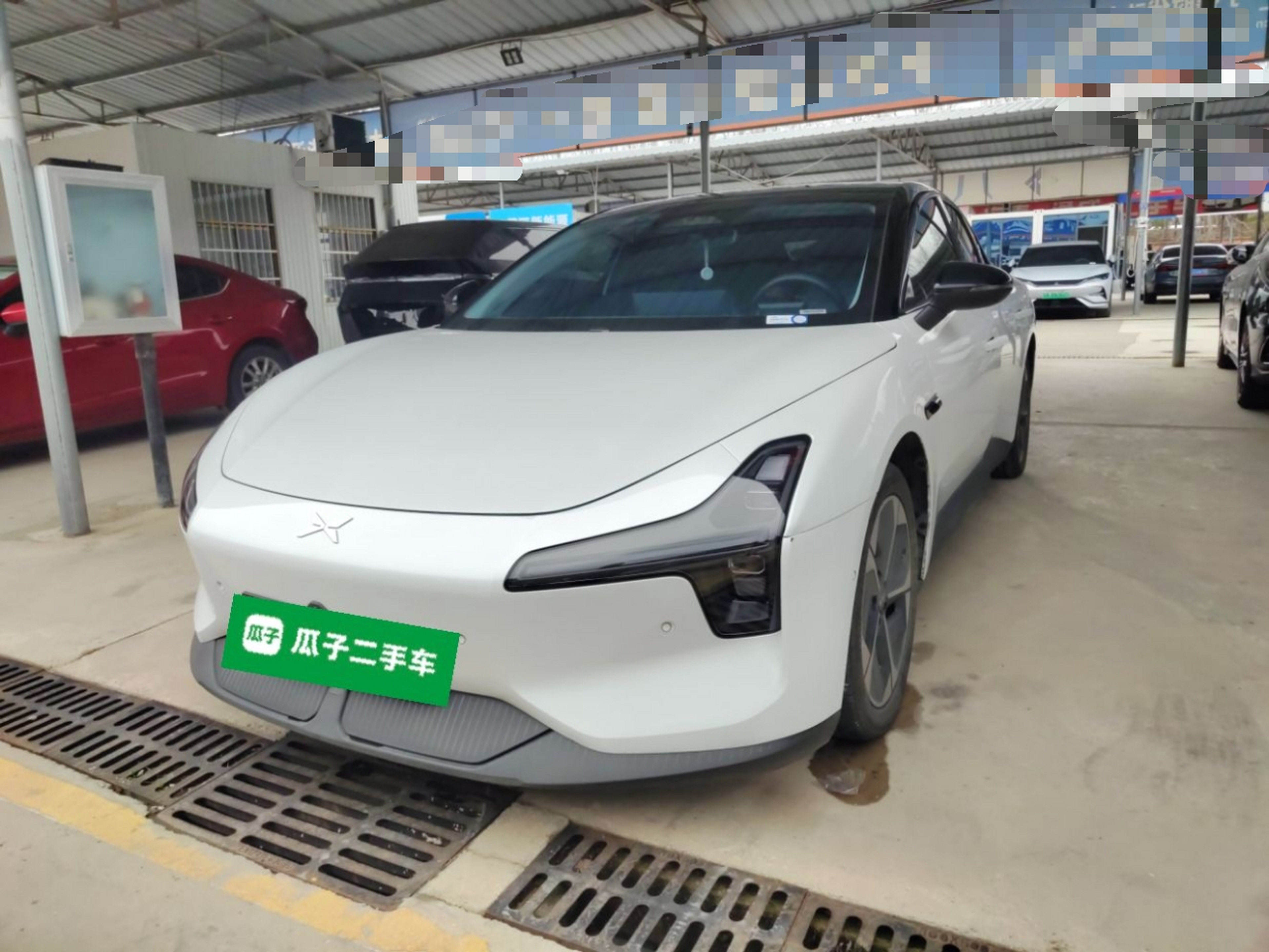 تحت مقدمة السيارة