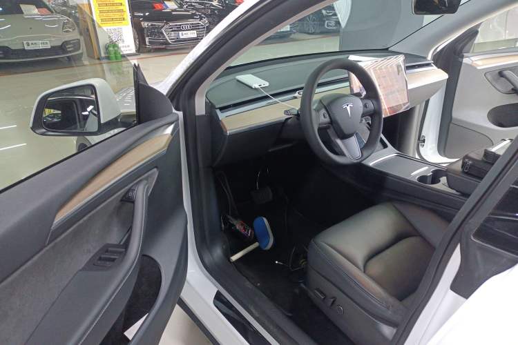 Used Tesla Model Y 2021 Long-Range All-Wheel-Drive Version

