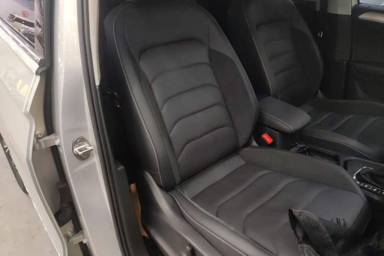 Used Volkswagen Tiguan L 2019 Revised 330TSI Automatic Two-Wheel Drive Smart & Luxury Edition China VI Standard
