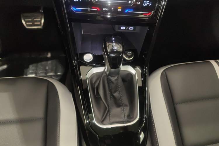 Used Volkswagen T-ROC 2023 300TSI DSG Two-Wheel Drive Starlight Edition
