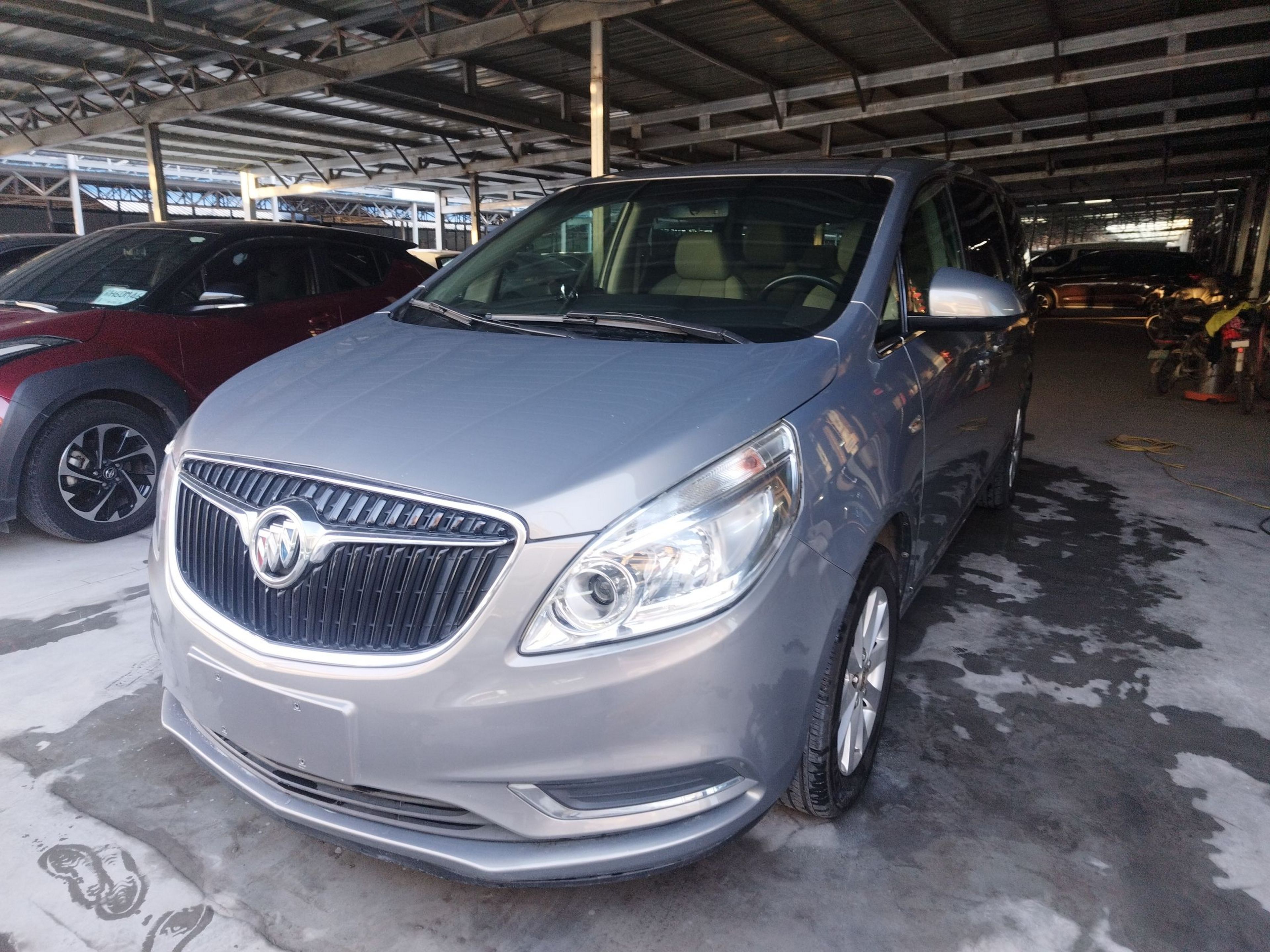 Под передней частью автомобиля