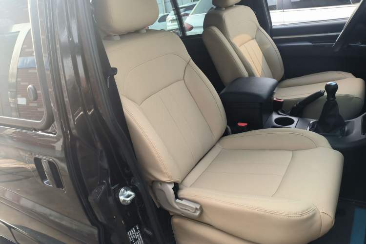 Used FORTHING Lingzhi 2023 M5L 1.6L Base Model 7 Seats
