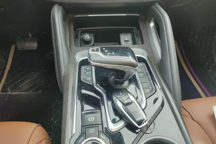 Used SAIC MAXUS D90 Pro 2020 2.0T Gasoline 4x4 Luxury Edition 6 Seats
