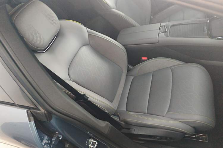 Used Lynk & Co 08 EM-P 2025 220 km All-Wheel-Drive Performance Halo
