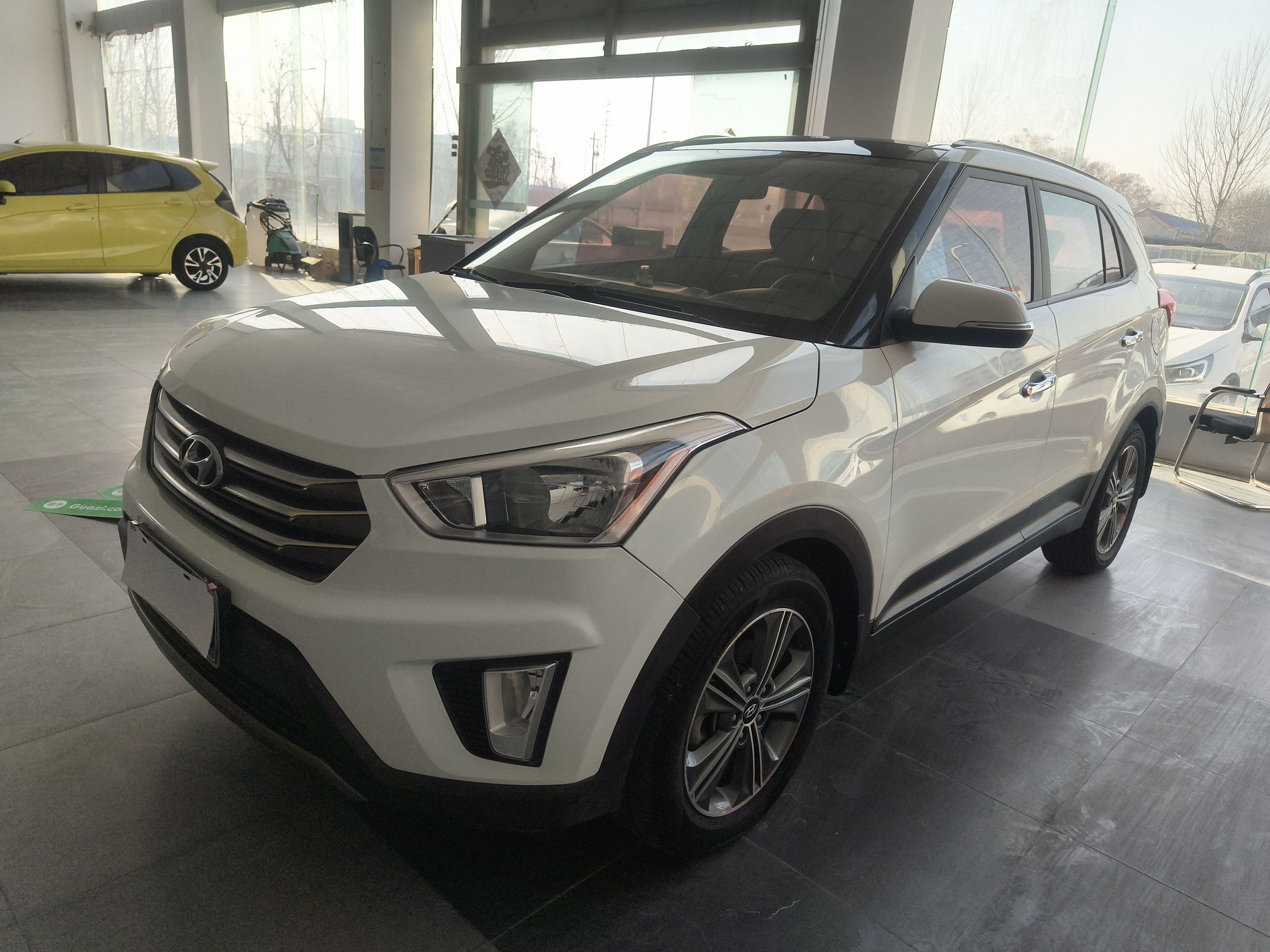 تحت مقدمة السيارة