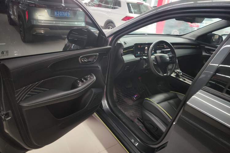 Used Roewe RX5 2023 PLUS 330TGI Automatic Trendsetting Smart Edition
